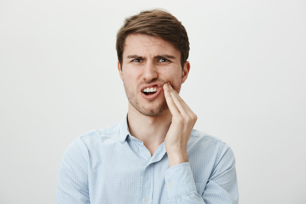 Cracked Tooth: Symptoms, Causes, Diagnosis, and Treatment Explained